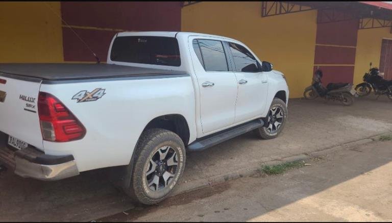 COLÍDER: Homem alto forte e encapuzado furta caminhonete Hilux na porta de mercado.
