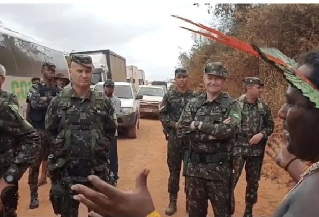 Vídeo: Comandante Militar do Norte, general José Ricardo Vendramin Nunes é barrado por indígenas em bloqueio na BR-230