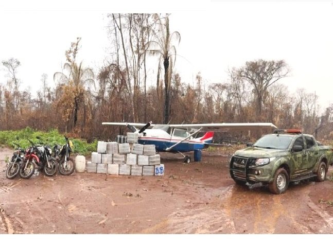 Gefron mata 2 traficantes e apreende avião com R$ 18 milhões em cocaína em MT