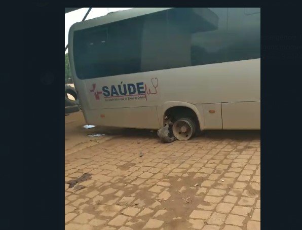 COLÍDER: Secretaria de saúde coloca vida de usuários em perigo na estrada, Van com três pneus estourados. (Vídeo)