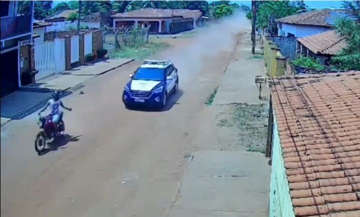 Viatura da PM cai em córrego durante perseguição a suspeito de furto; veja