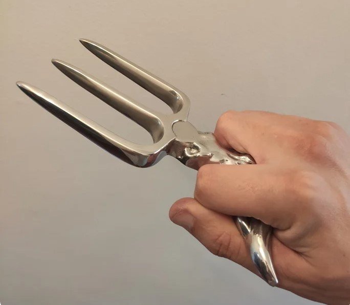 'Sangra ele', homem dá garfo de churrasco para amigo matar desafeto