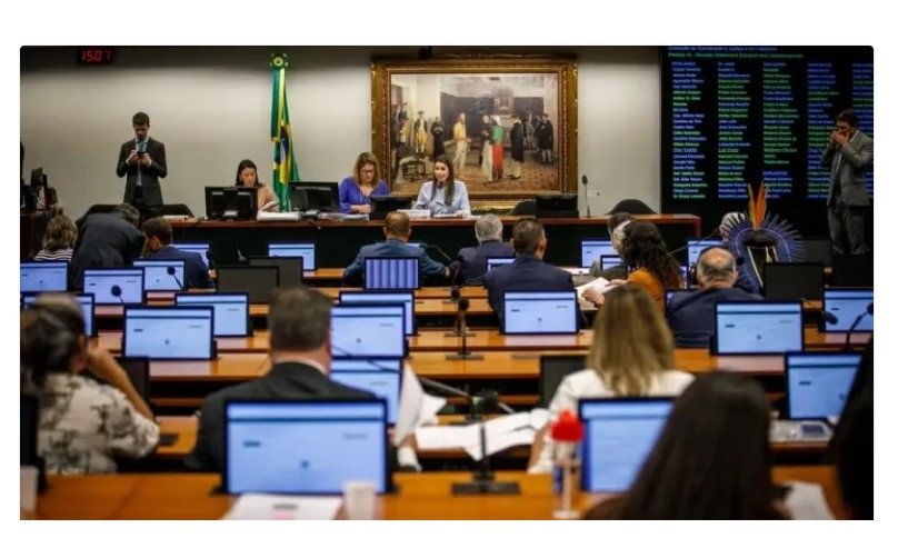CCJ avança com pacote anti-STF e aprova permissão para o Congresso sustar decisões da Corte