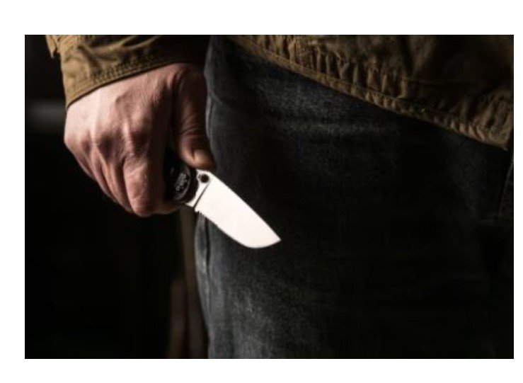 Após briga, homem desfere golpes de faca contra si próprio