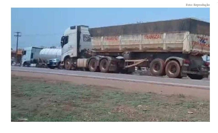 Carro é arrastado por carreta em alta velocidade em rodovia de MT; vídeo