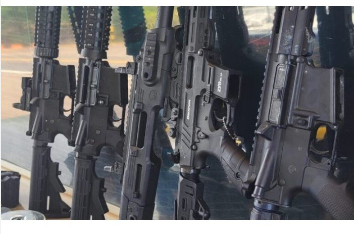 PRF apreende em Barra do Garças arsenal com fuzis, pistolas e munições que iria para a Bahia