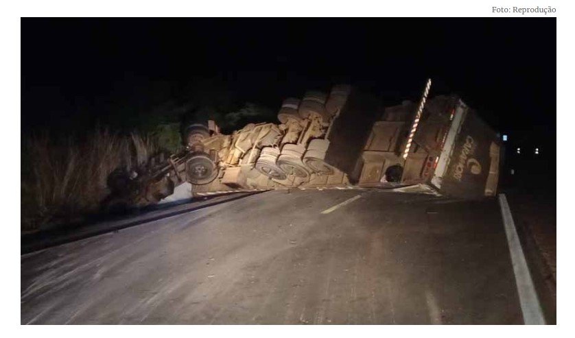 Colisão frontal entre carreta e carro de passeio deixa 4 mortos em MT