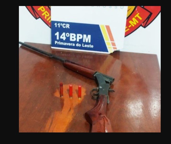Mãe não aceita namoro do filho e atira de espingarda na casa da nora em MT