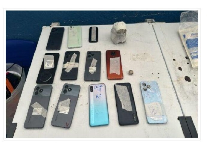 Operação resulta na apreensão de 143 porções de droga, 29 celulares e 27 chips
