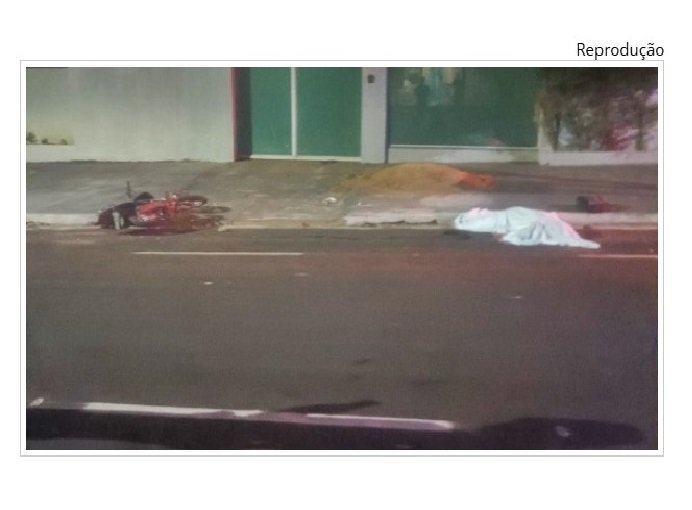 Jovem perde controle de motocicleta e morre ao bater em árvore