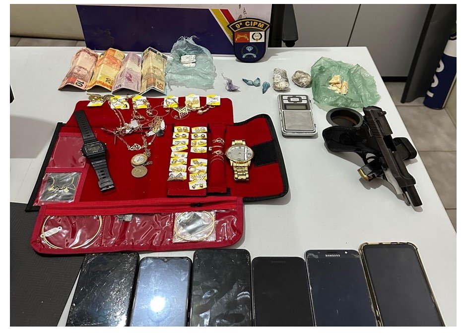 Polícia Militar prende dois homens e apreende drogas e arma de fogo