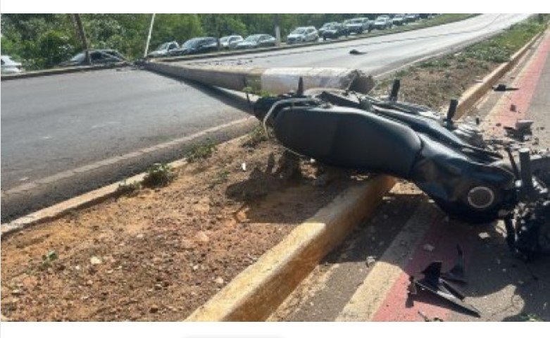Homem morre após bater moto em poste de iluminação de avenida