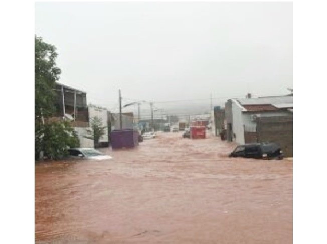 Temporal deixa cidade de MT debaixo d'água; carros ficam submersos