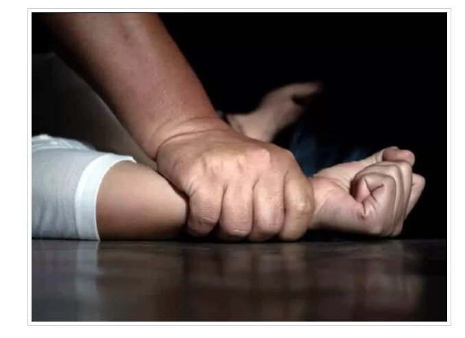 Jovem trans é estuprada por dois homens enquanto voltava para casa
