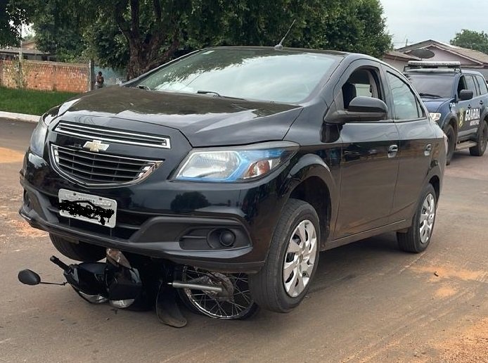 COLÍDER: Moto fica debaixo de carro em acidente no centro de nossa cidade, mulher acaba ferida. (Fotos)