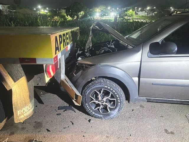 COLÍDER: Motorista bate na traseira de carreta estacionada no centro da cidade. (Fotos)