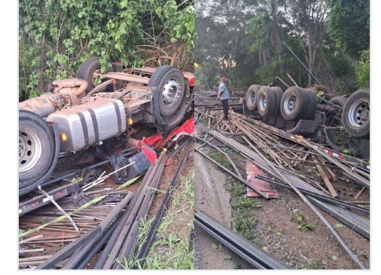 Caminhão carregado de ferro tomba e motorista morre preso às ferragens
