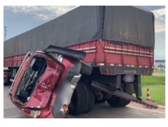 Vídeo mostra carro sendo prensado por caminhões em rodovia de Sinop; motorista sai ileso