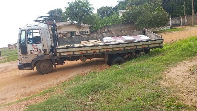 COLÍDER: Caminhão de entregas de loja de materiais de construção afunda em buraco no centro. (Vídeo)
