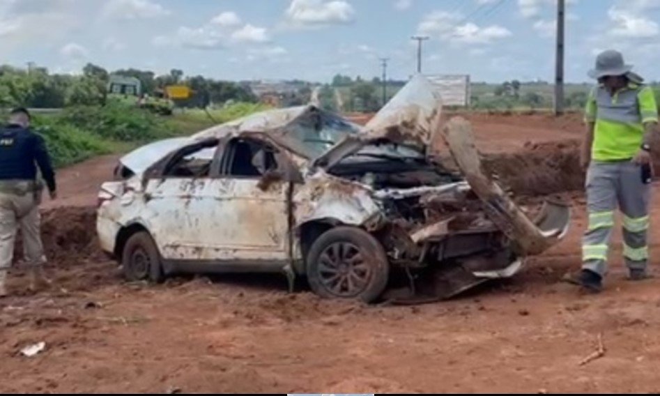 Sinop: Motorista tenta ultrapassagem, colide em carreta e capota carro