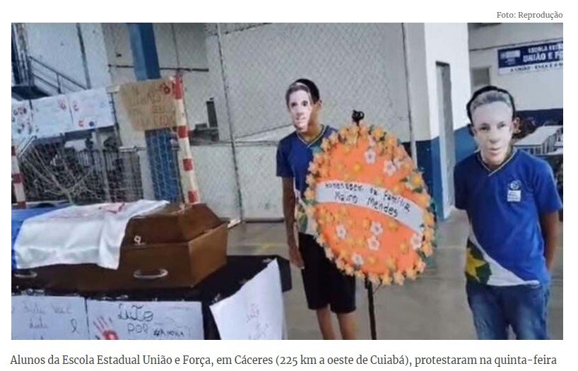 Contra fechamento de escola, estudantes fazem 'enterro' usando máscaras de Mauro Mendes