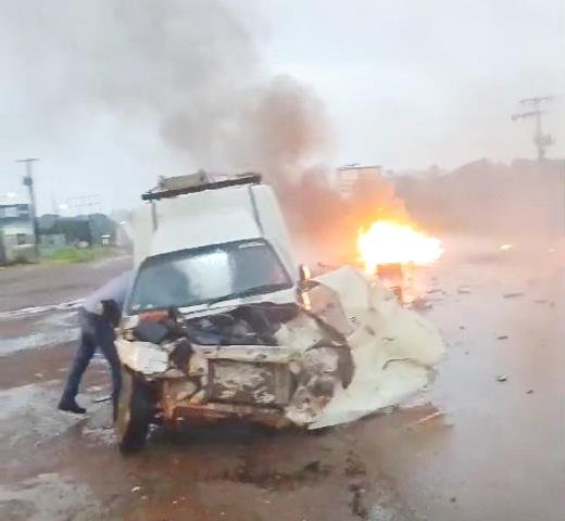 COLÍDER: Condutor de veiculo fica ferido e a frente do carro destruída em acidente na MT-320. (Vídeo)