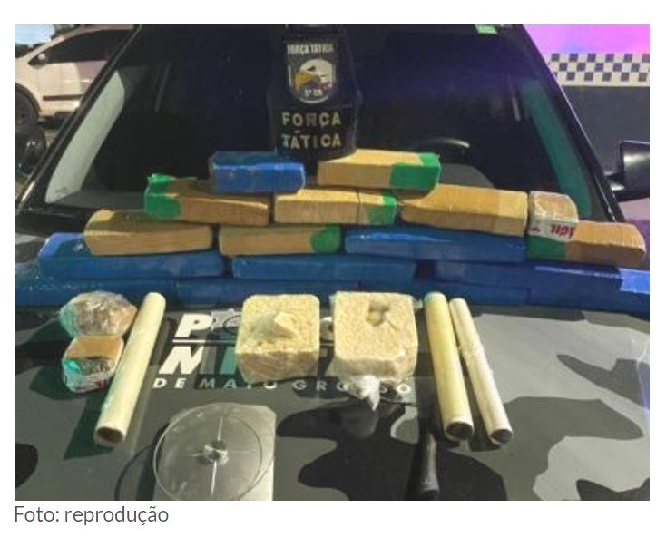Policiais encontram 18 tabletes de maconha em tambor de residência