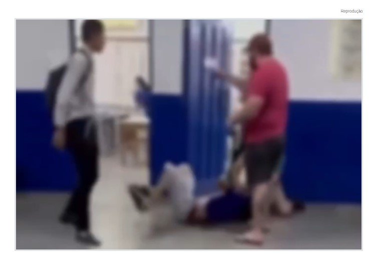 Adolescente de 17 anos é agredido por dupla embriagada dentro de escola - vídeo