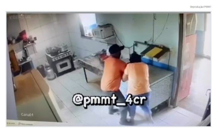 Homem tenta matar ex-esposa a tiros, arma falha e vítima é esfaqueada - vídeo