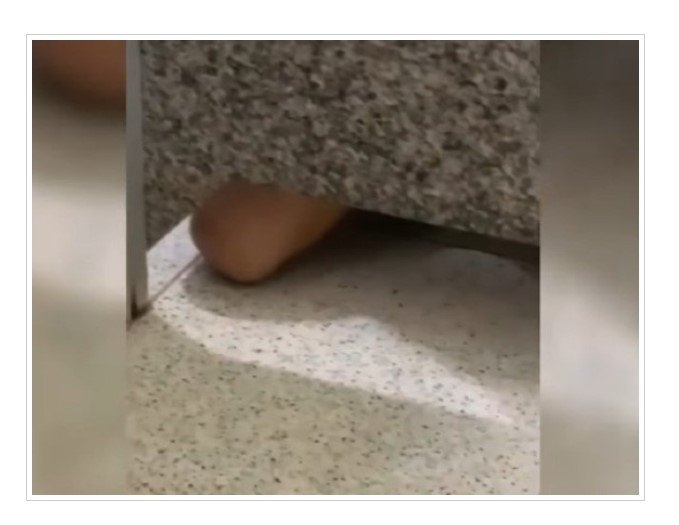 Homem é flagrado se masturbando enquanto espiava outros homens em banheiro de shopping; vídeo