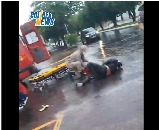 COLÍDER: Casal sofre acidente de moto ao chocar com veiculo dentro da rotatória no centro da cidade. (Vídeo)