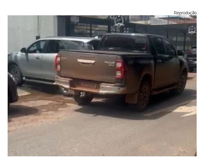 Motorista se irrita com garagem 'trancada' e arrasta Hilux em Cuiabá; vídeo