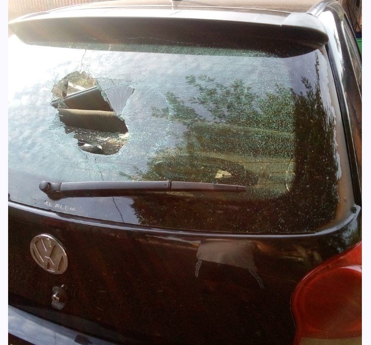 COLÍDER: Criança indígena quebra vidro de carro com pedra, após desafiado pelos coleguinhas.