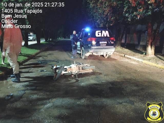 COLÍDER: Jovem sofre acidente com motoneta ao passar por quebra-molas. (Fotos)