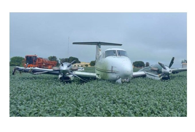 Avião da Amaggi com 7 pessoas cai em plantação de soja em MT