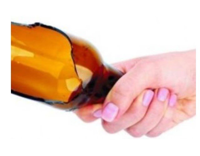 Homem leva 'garrafada' no pescoço depois de 'mexer com mulher' em bar