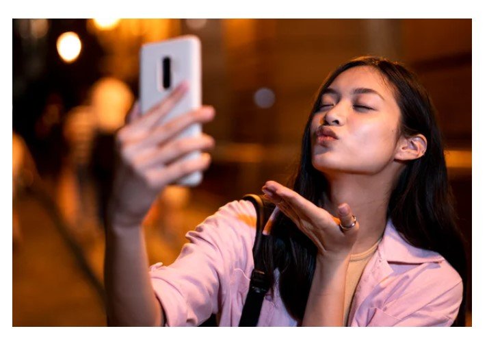 É o fim dos ‘influencers’? Veja dez tendências de marketing que vão bombar em 2025, segundo estudo