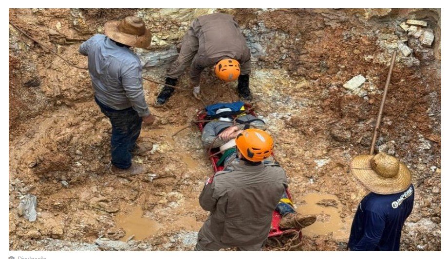 Bombeiros socorrem vítima que caiu em vala de cerca de quatro metros de profundidade
