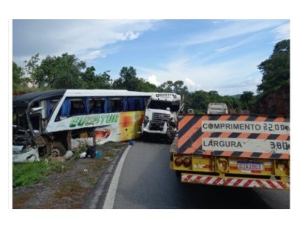 Batida entre caminhão e ônibus deixa 19 feridos em rodovia de MT