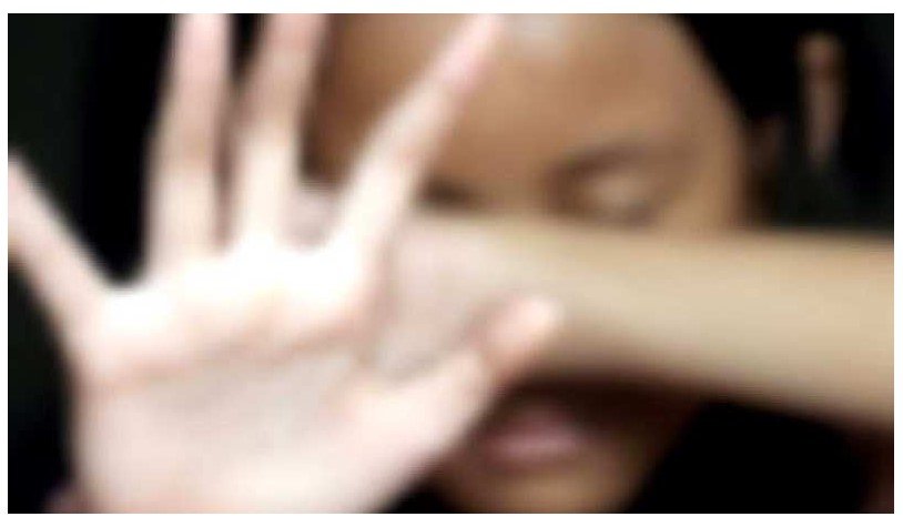 Adolescente é flagrada pelada com rapaz de 22 anos e apanha da mãe