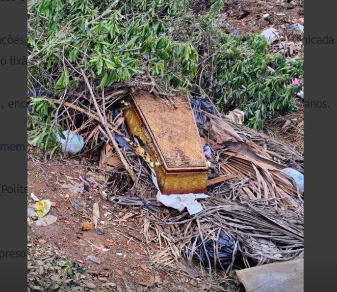 Caixão com ossada humana é achado abandonado em lixão