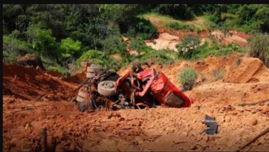 Caminhoneiro morre após perder o controle e cair em ribanceira em Nova Marilândia