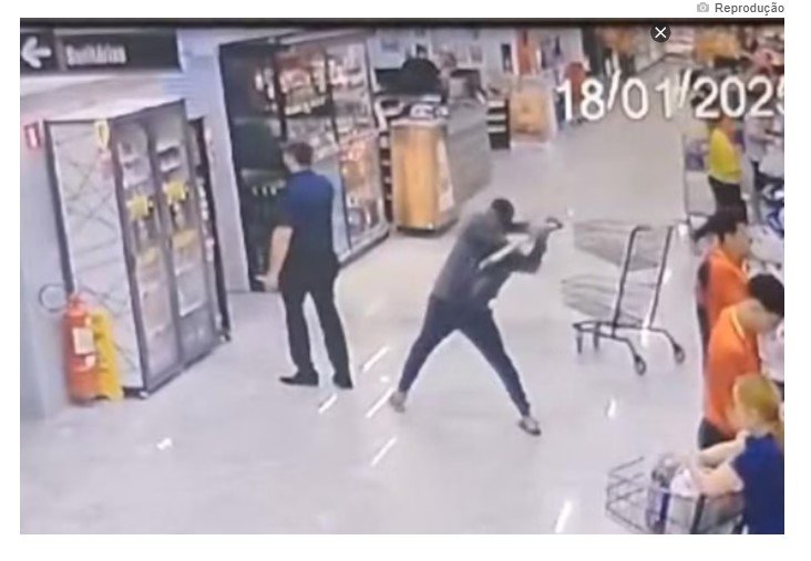 Ministério Público denuncia homem filmado tentando matar gerente com golpe de pá