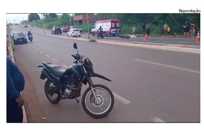 Motociclista morre ao perder o controle e bater contra poste