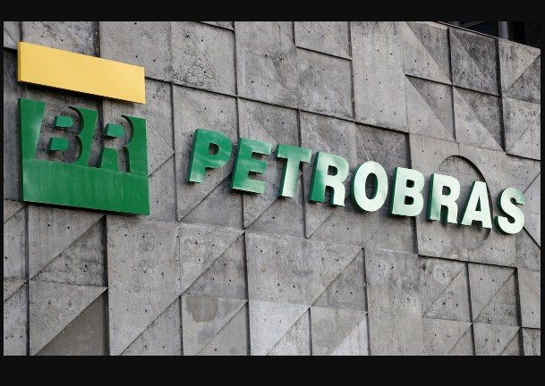 Ação da Petrobras despenca mais de 7% após prejuízo no trimestre