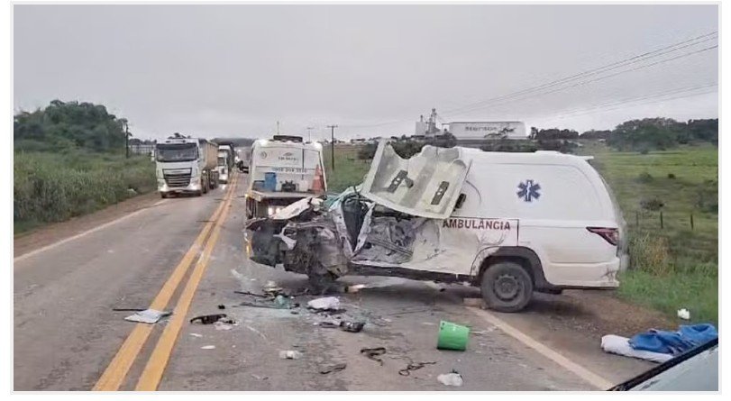 Cinco feridos após batida entre ambulância e caminhão de lixo
