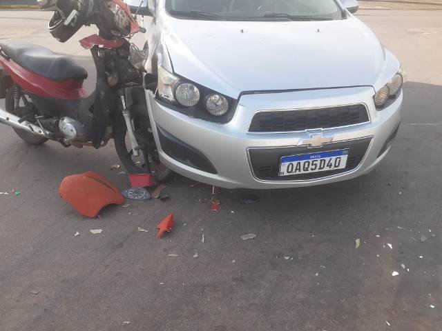 COLÍDER: Mulher em motocicleta tem fratura exposta em acidente no centro da cidade. (Vídeo)