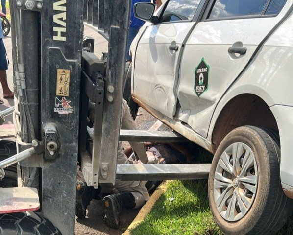 COLÍDER: Motociclista vai parar debaixo de carro de aplicativo após ser atropelado dentro da rotatória. (Vídeo)