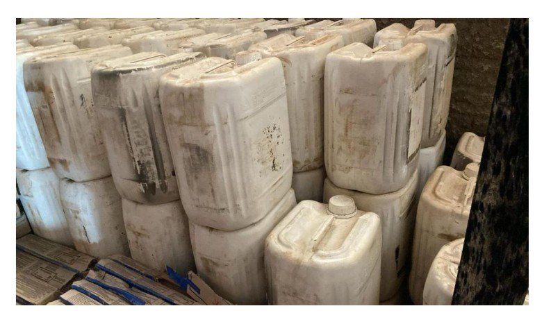 Polícia localiza comércio ilegal e apreende 99 galões de agrotóxicos em Matupá