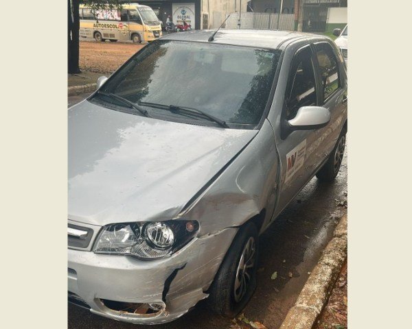 COLÍDER: Motociclista tem ferimento grave no pé após bater em carro próximo ao SESP. (Fotos)